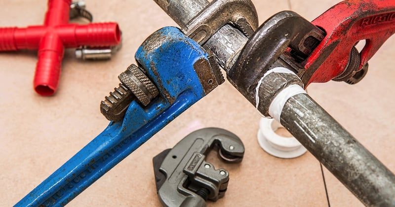 Les outils indispensables pour débuter en plomberie sans se ruiner